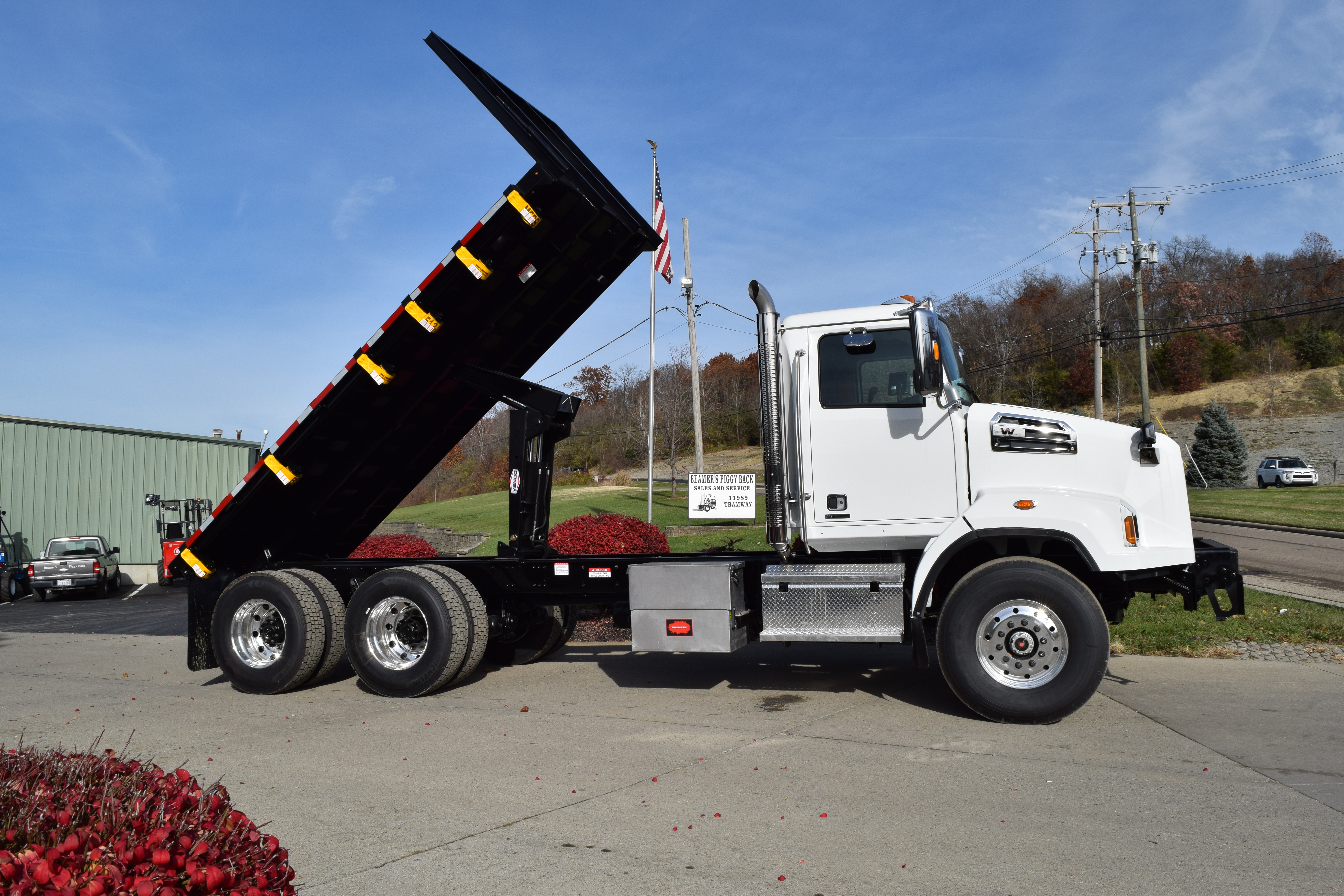 Truck with dump flatbed